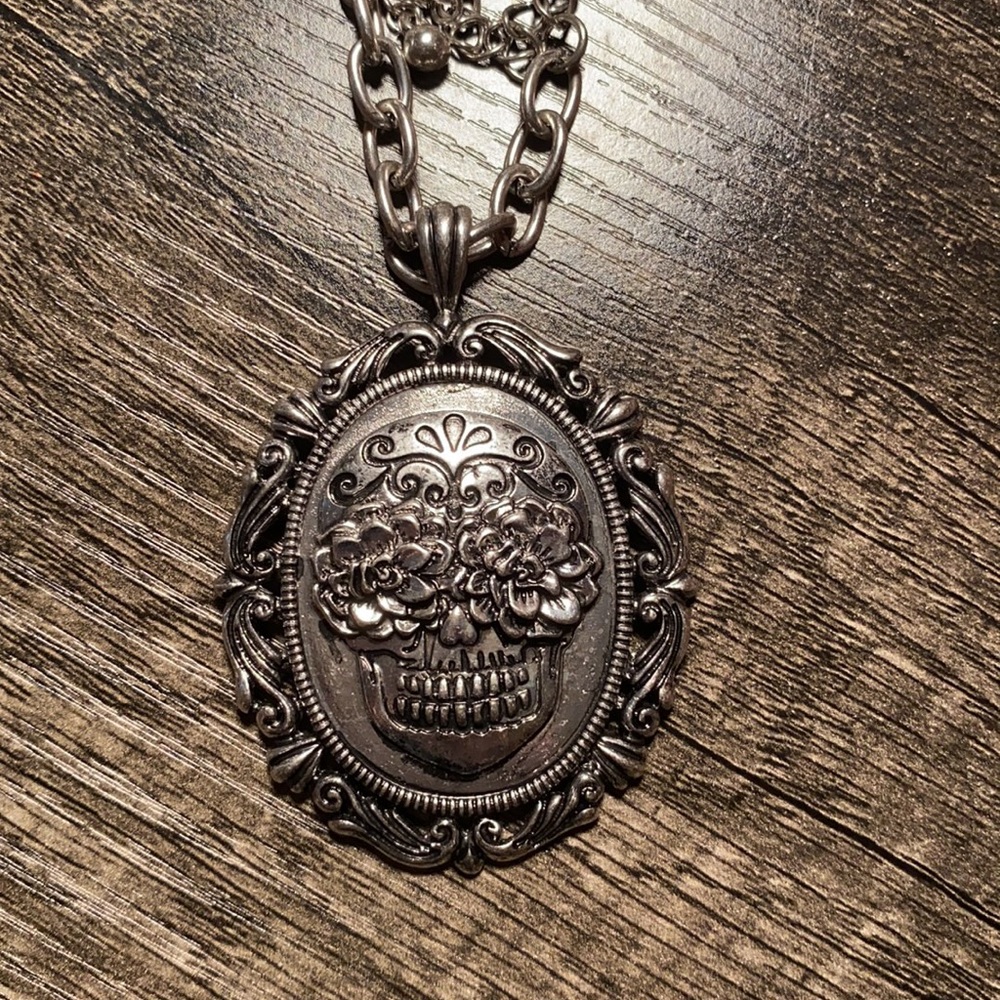 Silver plated necklace with flower earrings